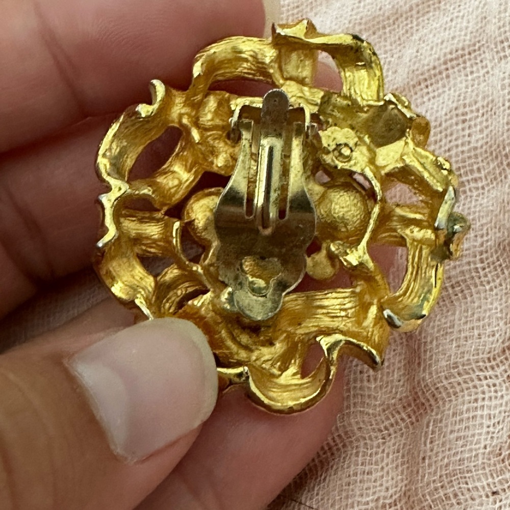 1 vintage clip on earring - Picture 2 of 2